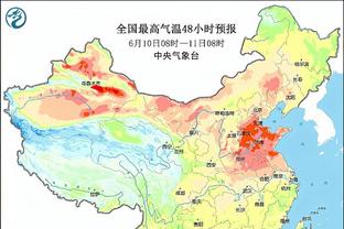 ?这大高个儿还得低头听你说呢！库尔图瓦NBA赛场与特雷杨互动